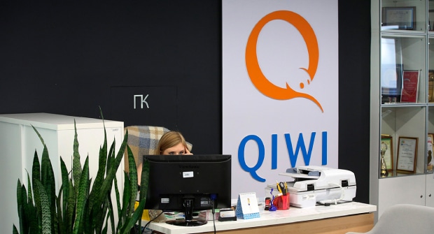 Акции Qiwi упали на 8% после выбора другой компании оператором ЕЦУПС