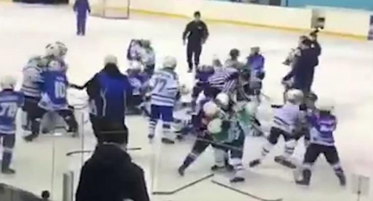 Появилось видео жестких драк в матче детских команд, двое 14-летних игроков угодили в больницу