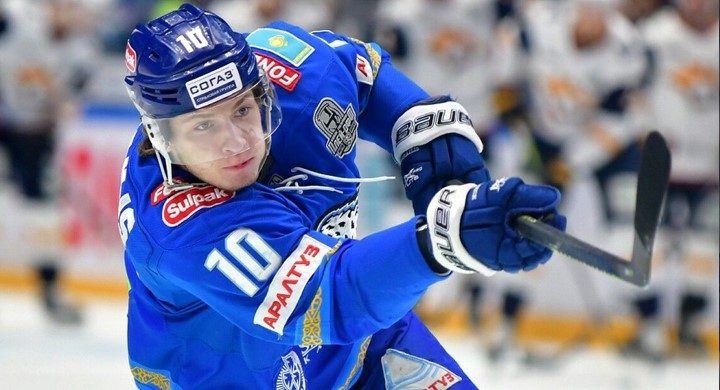 Казахстанский хоккеист забросил 3 шайбы подряд в КХЛ